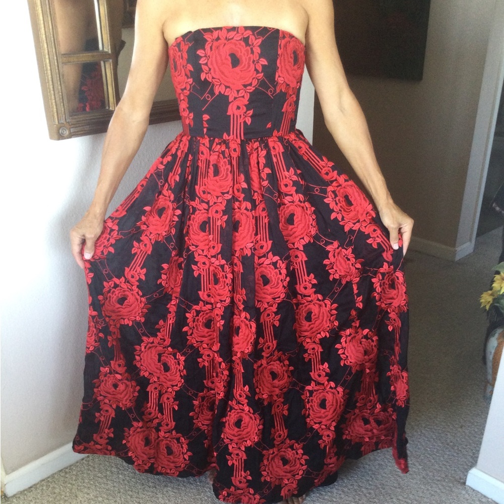 Beautiful embroidered formal ball gown XS